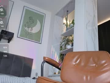 https://fans.ly/Yvonne_ (let's get to 200 thumbs up)